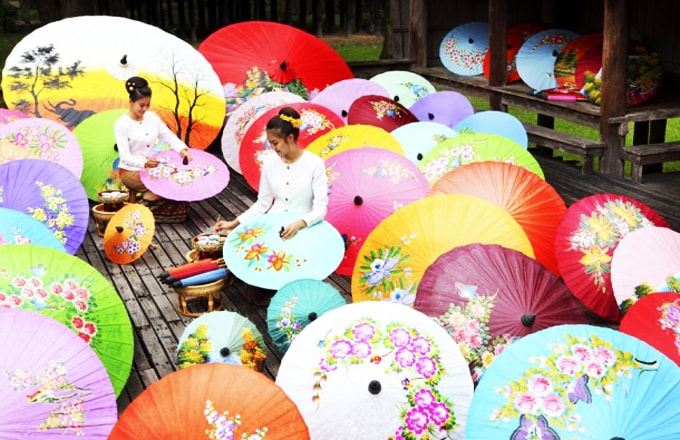 Hòa mình vào lễ hội Bosang Umbrella Fair đầy màu sắc ở Thái Lan | Văn Hóa Thái Lan