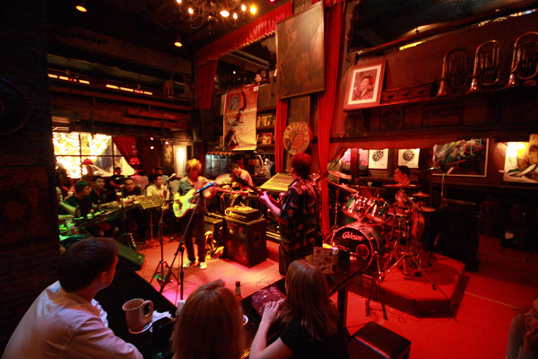 nhung quan bar phong cach 2